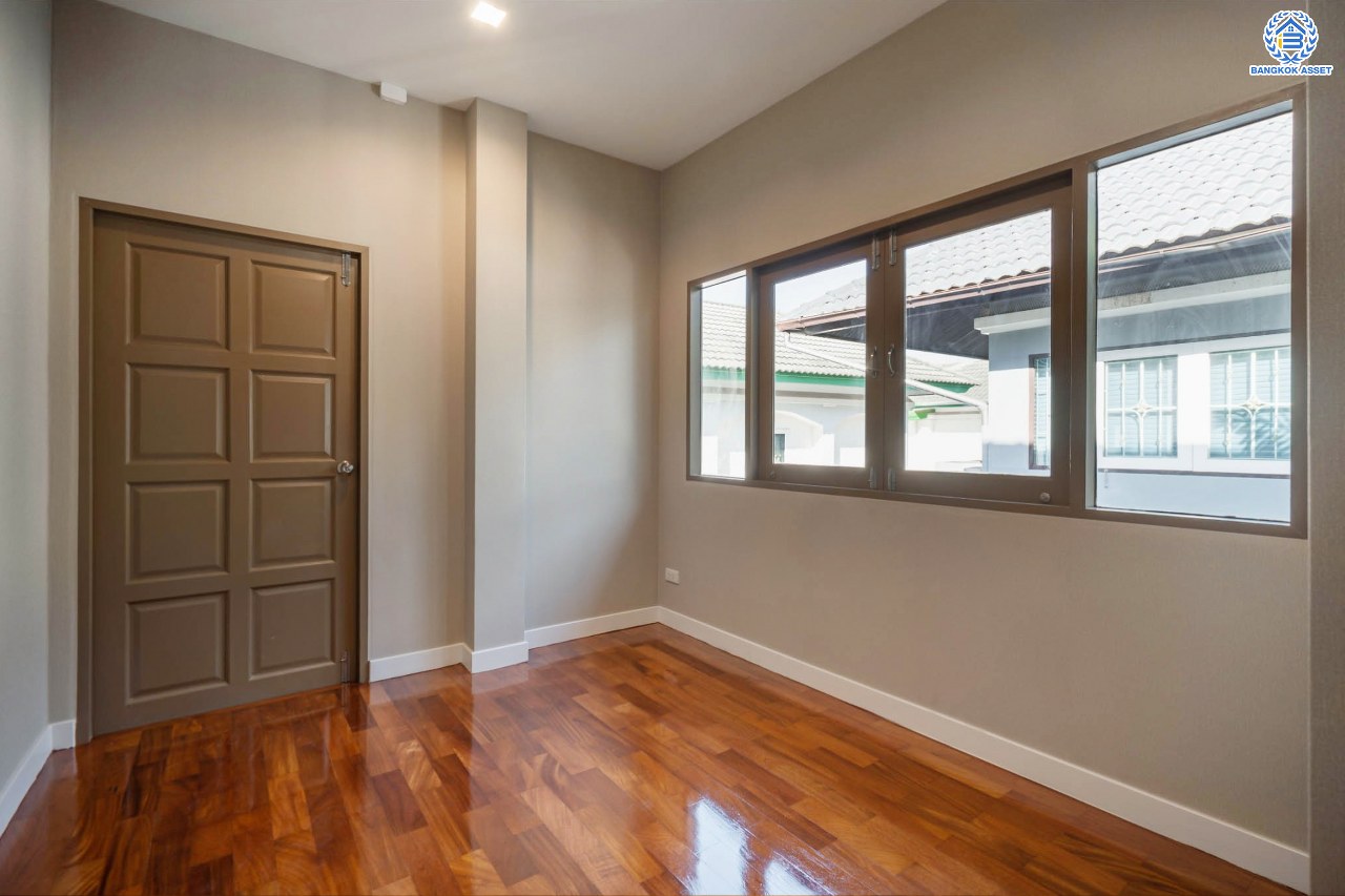 บ้านมือสองตกแต่งใหม่ ดีไซน์สวย โครงการ ซันไรซ์กรีน นวมินทร์ เนื้อที่ 75 ตร.ว. พื้นที่ใช้สอยมากถึง 338 ตร.ม. พร้อมฟังก์ชัน 4 ห้องนอน 4 ห้องน้ำ 1 ห้องแม่บ้าน จอดรถได้ 2 คัน รองรับทุกกิจกรรม บนทำเลเชื่อมต่อหลายเส้นทาง ใกล้รถไฟฟ้าสายสีชมพู "สถานีรามอินทรา" และจุดขึ้นทางด่วน "เอกมัย-รามอินทรา"